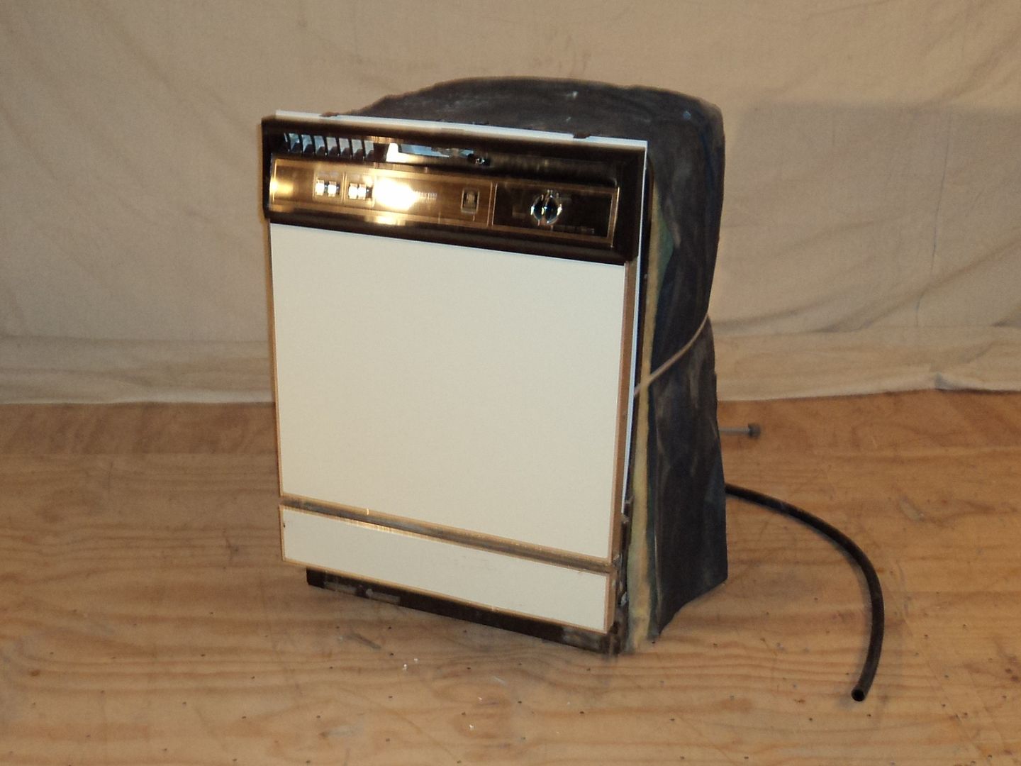 General Electric GE Dishwasher Almond/Black Potscrubber 600 GSD600D03